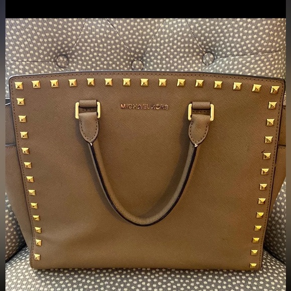 Michael Kors Selma Studded Satchel & Crossbody XL & FREE wallet & LC earrings! - Picture 2 of 10